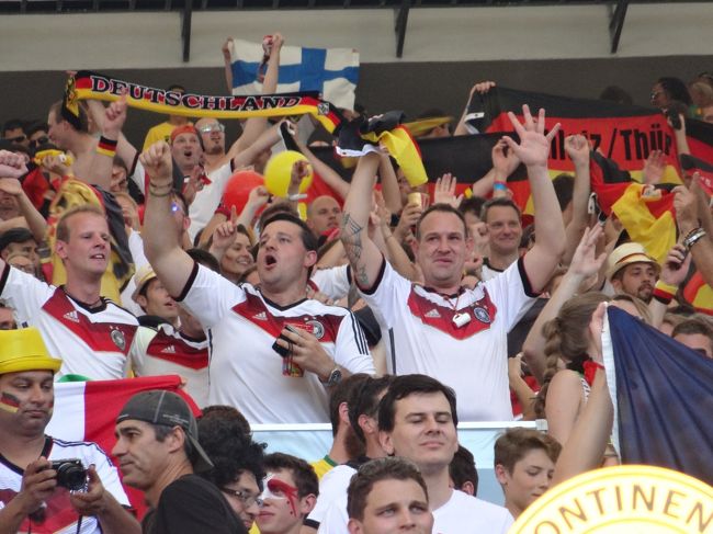 勝利を喜ぶサポーター