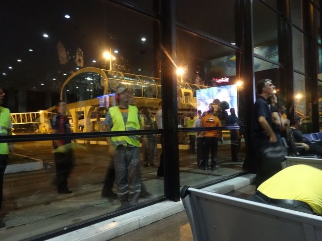 職員もＴＶに釘付け<br />音は聞こえないはず