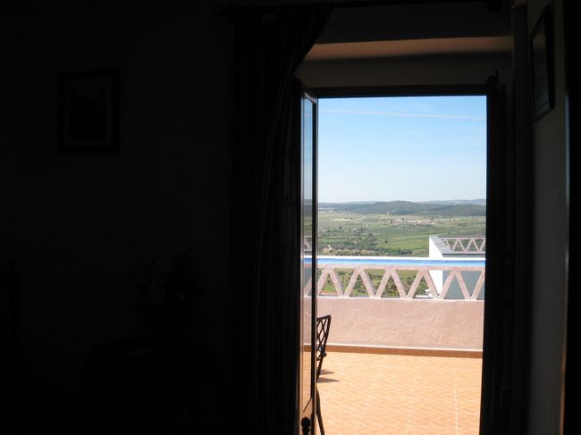 奮発して、View付の部屋にしたのだ。ビュー無しだと2泊78ユーロ、ビュー有り2泊130ユーロで悩んでいたら、ビュー有2泊115ユーロにしてくれたのです。<br /><br />まあ、テラスでのんびりしたかっていうと結果的にはあんまりしなかったんですけどね。はっきり言って午後は暑い、結構風が強い、ちょっと虫が飛んでいたりする、室内の居心地が良い、てな感じのためです。でも、きっと夕方涼しくなってきたところで、ワインを飲みながら夕日を見たらサイコーだと思います。