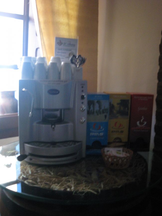 部屋にはお茶や水は無くて、食堂にコーヒーメーカー(有償)が置いてある仕組み。