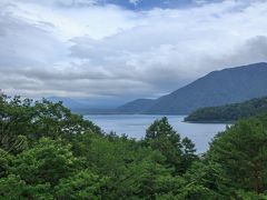 この日は天気が悪く、富士山の影すらも見れませんでした。
もう少し天気が良くなったら見れるかもと思い近くの民宿レストラン浩庵で昼食を食べて待つことにしました。
お店の人に、今日の富士山の風景を聞くと朝早く以外はず〜っとこんな感じとのこと。
綺麗な景色を見るには、3月くらいがちょうど良いという情報を聞いて、今回はあきらめることにしました