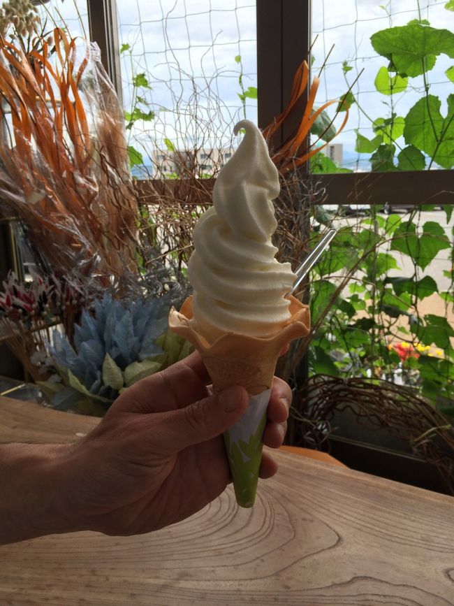 それから千里浜へ向かいます。<br />途中の道の駅、内灘サンセットパークでランチ。<br /><br />私はあまりお腹が空いてなかったので<br />チーズコロッケで済ませました（笑）<br />このコロッケが美味しかったんです〜<br />写真のソフトクリームさっぱりしてて美味しかった^^