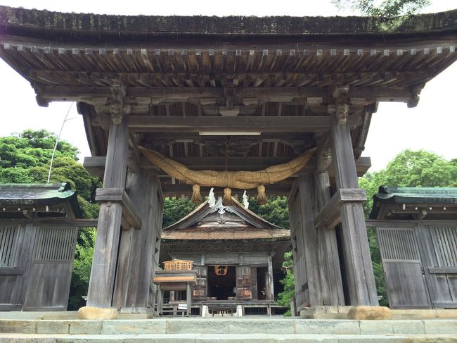 そして気多大社へ。<br />縁結びの神様らしく、若い女の子のグループ数人で御祈祷してました。<br />ご利益あるといいね♪<br />