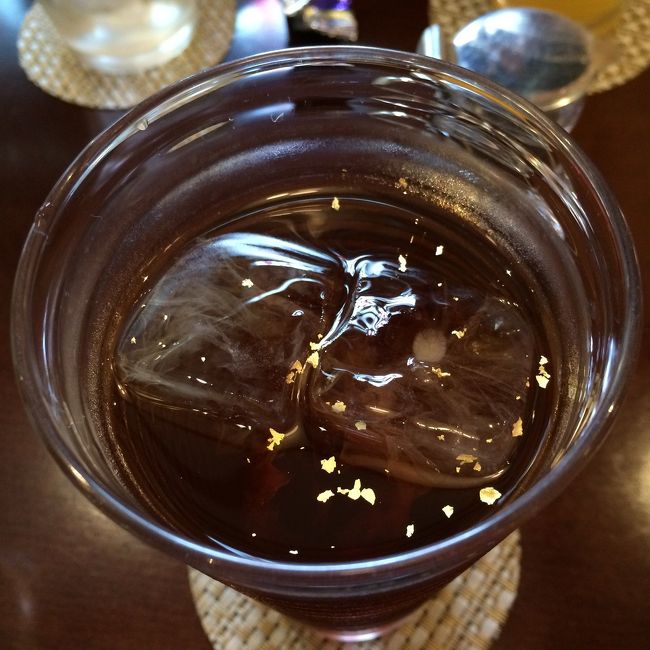 見て！見て！アイスティーに金箔が浮いてたの♪<br />金沢って感じ。こういうってなんか嬉しい^^