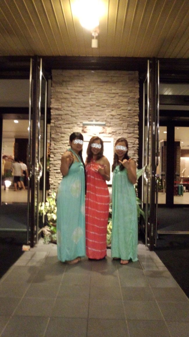 ホテルに戻りすぐお風呂へ。<br />汗びしょしょだし(^^;)<br /><br />さっぱりして今日は夕飯何にするかと<br />探してみる。<br />ホテルでステーキ弁当を目の前で焼いていて<br />いい匂いで肉食べたいと！！<br />ここはやっぱりお疲れさん会なのでちょっと<br />リッチに鉄板焼きでもと。<br /><br />恩納村にあるステーキ屋さんが良さそうって<br />ことでいざ出発！<br /><br />さっき買ったお揃いのワンピースで3姉妹の<br />ようにお出かけ(笑)<br />せっかくだからホテル前でパチリ♪<br />