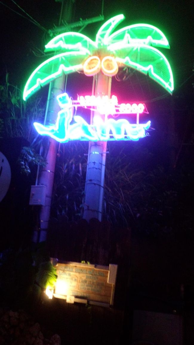 すでに時間は10時近く・・<br />こんな時間にステーキ・・・<br />でもお腹空いたし今日は頑張ったし！<br /><br />鉄板焼ステーキハウス　jam<br />http://www.jam-groups.com/okinawa.html<br />食べログ<br />http://tabelog.com/okinawa/A4703/A470303/47000080/<br /><br />人気店らしいがこの時間でも入っていく人が<br />いる。<br />少し待たされて席へ。<br /><br />お値段は張るが目の前で焼いてくれる店なので<br />こんなもんでしょう。