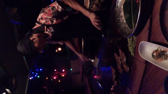 お兄さんが来て早速焼きがスタート♪<br /><br />スープとパンがきたのだがスープに<br />えびせんがのってる？！<br />でも美味しい〜！！<br />パンをスープにつけると更に美味しい♪<br /><br />食べてる間に野菜から焼いてくれる。<br />「今日はムーンビーチに参加ですか？」と<br />聞かれる。<br />分かります〜？と返すと「分かりますよ〜」<br />どこに行ってもフラ仲間といると<br />「フラですよね〜」と言われてしまう。<br />格好もそうだしね。<br /><br />お兄さんと話が弾み、聞けば友達2人が<br />住んでいる所に昔住んでいたと。<br />1人なら分かるけど2人（場所は別々）とも同じって<br />結構すごい偶然！<br />親近感がわき地元話で盛り上がりましたよ♪