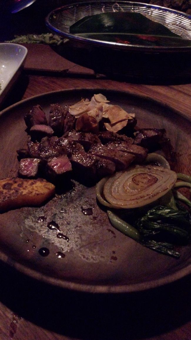 おしゃべりの間もちゃちゃっと焼いてくれる。<br />お野菜もお肉も柔らかくておいしい〜！！<br />最後にもやしを焼いてるのでなぜか聞いたら<br />お肉や野菜の旨みを全部吸収するからとっても<br />美味しいもやし炒めになると！<br />確かに何もつけなくても美味しい！<br /><br />全部食べると今度はデザートがあると別室に<br />案内される。