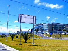 【恋焦がれてガラパゴス】

キトの空港は以前のマリスカル・スクレ空港から移転しており（２年前）、今は新しい場所にあります。(空港跡はイベント会場になっています)

新空港は、街からかなり離れた（タクシーで約１時間）山奥にあります。

※
空港とキトの街は結構離れている上、道が狭く、時間帯によってはちょっとした渋滞に巻き込まれますのでご注意を。