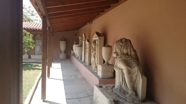 ケラミコスの墓<br /><br />小さな博物館が併設されています。