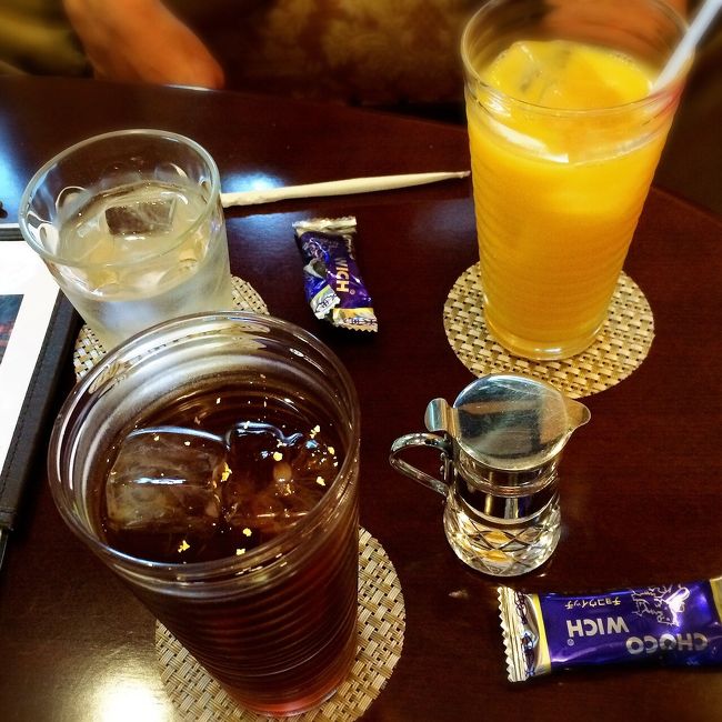 ラウンジでウエルカムドリンクをいただきました。<br />オレンジジュースとアイスティーに焼菓子。