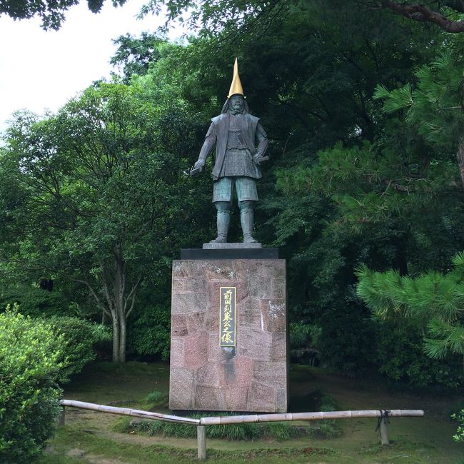 ホテルを出て周辺散策。<br />前田利家像がありました。