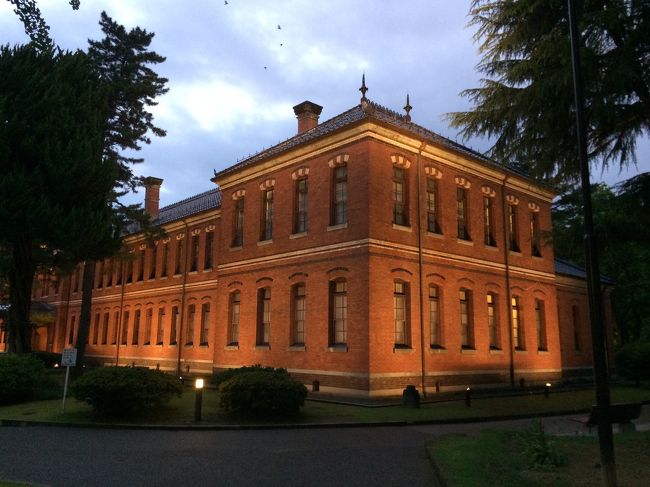 それから夕飯食べに香林坊へ。<br />ライトアップされた石川四高記念館。