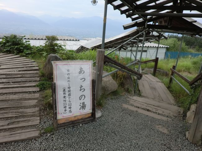 階段を下りると受付です。