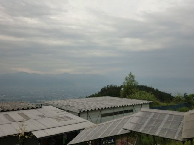 あいにくの曇り空。写真中央右側に富士山が（肉眼では見えたのですが）。<br />