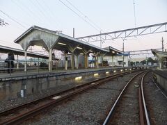 浅野駅まで戻ってここで乗り換え。この駅はＶ字形になっている面白い駅です。