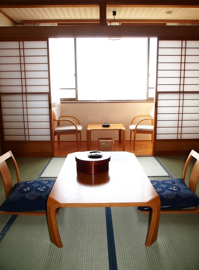 お部屋です。普通の和室です。<br /><br />２食付で旅館みたいなホテルだから、おひとり様だとお断りされるかな・・・と思ったのですが、全然ＯＫで、問い合わせに対する返事も速く、とっても感じがよかったです。<br /><br />特に指定もしませんでしたが、海側のお部屋にしてくれましたし・・・。<br /><br />