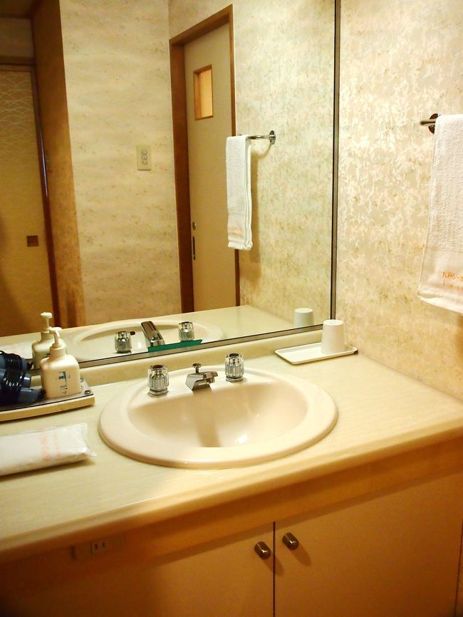 お部屋にはトイレはついていますが、大浴場があるので、バスルームはありません。でも、目の悪い連れ合いがいないので、大浴場で問題なしです。