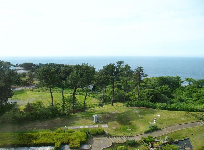 お部屋からの眺めです。<br /><br />水際は見えませんが、庭の向こうに海が広がっています。
