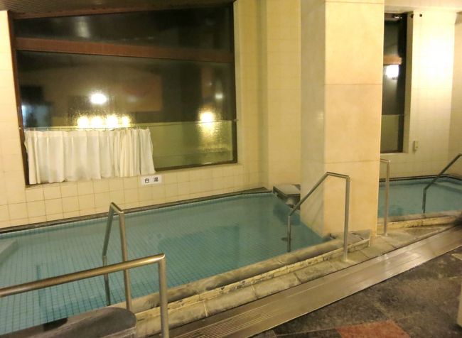 お風呂、けっこう広いです。<br /><br />白湯とヘルストン温泉（ミネラル成分が入った人工温泉）がありました。サウナもあるようです。