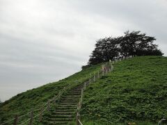 そんな特殊な生態の行田市民にも、最期の時が訪れる。

行田市民の多くは、古典的な土葬を好む。
ただ、土葬といっても、ただ地中に埋めるのではない。
十数メートルの山を造り、その中にご遺体を埋めるのである。
