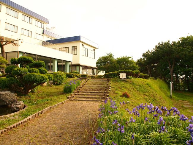 それぞれの湯に代わる代わるゆっくり浸かって、疲れを癒しました。<br /><br />大浴場を出てお部屋に戻る前に、裏からお庭に出れるようなので、ちょっと寄ってみよう。