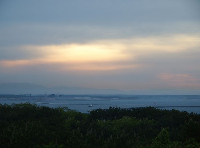 もうすぐ１８時。お部屋から見える海原も、日が暮れてきました。<br /><br />窓の向きとしては、東でも西でもないみたい。