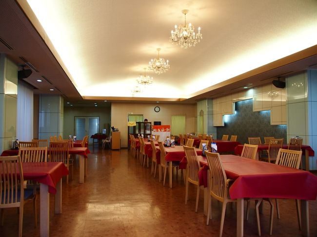 １８時過ぎ・・・お待ちかねの夕食です。お腹ペコペコです〜〜！<br /><br />って・・・まだ明るいし、早すぎた？他にだ〜れもいませんねぇ・・・。