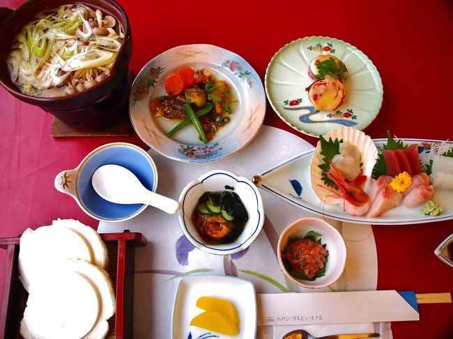 イベントの露店でせんべい汁を食べたら、思いの外おいしかったので、是非せんべい汁が食べたくて「八戸せんべい汁殿様御膳プラン」にしました。<br /><br />八戸せんべい汁のほか、近海鮮魚の刺身盛り合わせ、八戸前沖サバのかわりパン粉焼き、八戸イカのチーズ焼きなど、八戸の味覚を盛り込んだメニューになっています。<br /><br />その中に、酢の物があり、私があまり好きじゃない貝類かな・・・と思うような風味のものがありました。後で何だったのかを聞いてみたら、仙台に来て２度ほど味見したけれど、磯臭くて食べられなかったホヤだったとわかりました。自ら注文して食べるほどやっぱり好きにはなれませんが、ホヤを食べられたんだ〜〜！とビックリ。酢のせいか、食べられないほどの臭さを感じませんでしたが、やっぱりなんとなく磯臭くて苦手ではありますが・・・。<br /><br />せんべい汁・・・。旅館のお食事だと、鍋ものがついてくる場合、ひとり用の小さい鍋なので、２人で食べても個々ってことに変わりはないのですが・・・ほかに誰もいない広いレストランで、ひとり食べるせんべい汁は・・・おいしかったけど、ちょっと寂しかったです〜〜。<br /><br />アルデンテで食べる・・・と教えてくれましたが、かなり煮込んでふにゃふにゃになった方が好きです。<br /><br />そして・・・八戸は、やっぱりイカが一番おいしいわ〜〜！