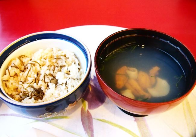 昆布ごはんと、ウニの入った八戸名物のいちご煮。<br /><br />いちご煮の由来は、ウニの卵巣が野いちごのように見えることから、名づけられたものです。野いちごに見えるかなぁ・・・？？要は、ウニ入りのお吸い物です。