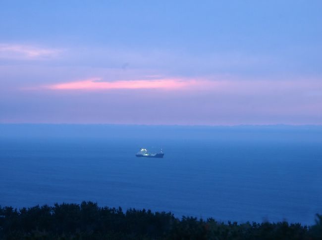 ひとりじゃ、どんなにゆっくり食べても、１時間もかからず終わってしまいました。<br /><br />お部屋に戻ると、ちょうどマジックアワーになろうとするところ。<br /><br />今日はお天気よかったけど、なんとな〜く靄っているかな。