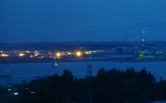 １９：２０頃。あっという間に夜の帳が下りていきます・・・。窓のめいっぱい左側に、八戸港の灯りが点ります。