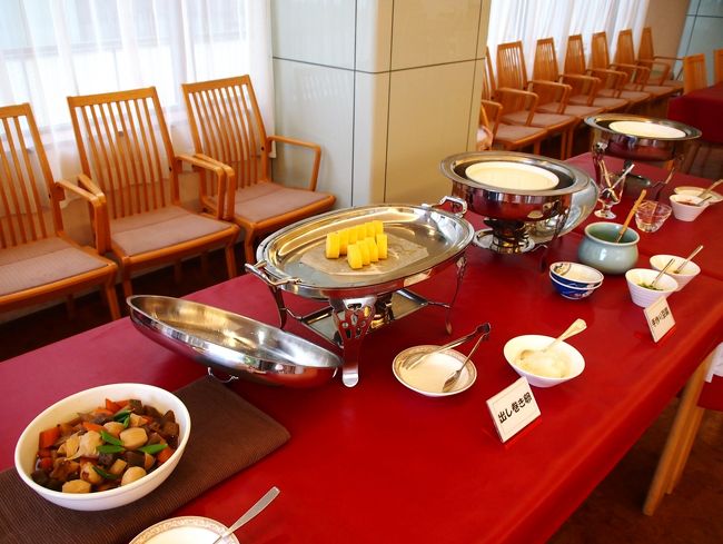 翌６日の朝です。<br /><br />朝食は、またしてもひとりみたい・・・寂しいです（笑）。<br /><br />朝たくさん食べてしまうと、ランチ時にお腹が空かなくて、旅先でせっかくの食事がとれなくて困るのですが・・・ひとり旅の時には、ランチをとる時間ももったいないので、朝食付きだと助かります。