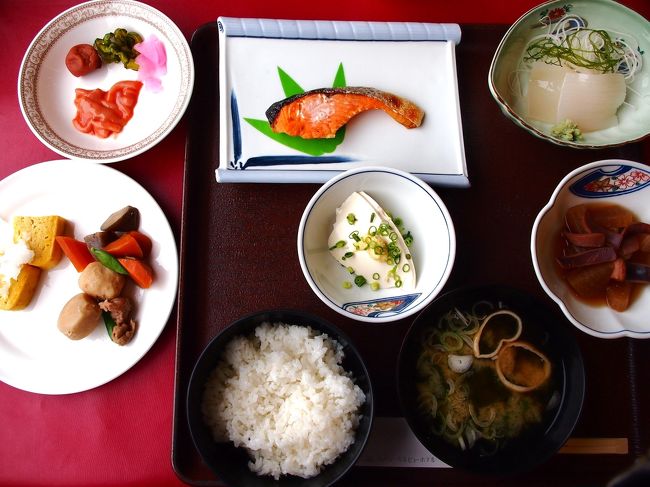 ちょっとずつ、いっぱいとってきちゃった。<br /><br />朝っぱらからイカの刺身つき。やっぱり八戸では、私はイカが一番おいしいと思う〜〜(*^。^*)。