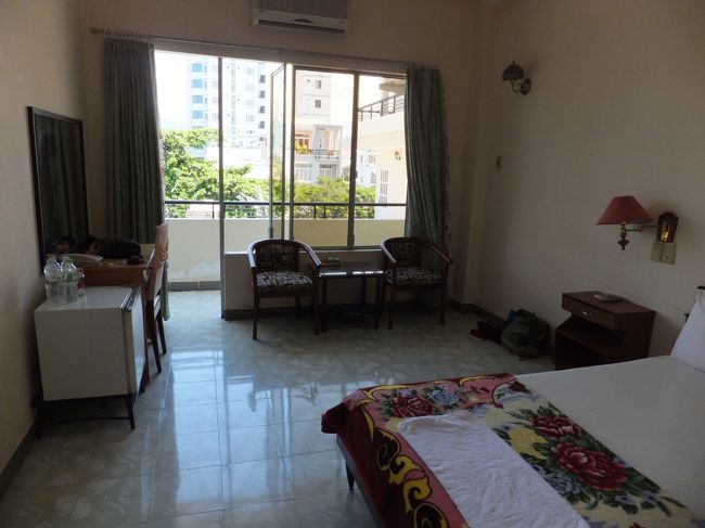 最後に泊まったニャチャンの部屋。窓が大きく町並みと山も見えけっこう気に入った。<br />このホテルは当日直接フロントに行って値段を確認、部屋を見せてもらい決める。<br />２５万ドン(１２５０円)で事前に見たネットの予約サイトだと１６６０円、予約サイトの部屋はバスタブの写真があったけどこの部屋にはないから少し部屋のランクが違うようだが。