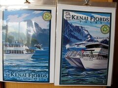 キーナイ・フィヨルド・ツアーの営業所には、お土産店も併設されています。
このポスターにあるような、クジラのブリーチが見れてよかったです。
