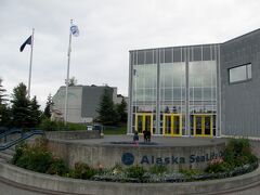 アラスカ・シーライフセンター（Alaska Sealife Center）に到着です。
水族館であり、また アラスカ唯一の海棲哺乳類の保護・リハビリセンターでもあります。
1989年のエクソン原油流出事故の賠償金を元に、1998年に設立されました。