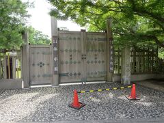 依水園の前を通って・・・
（今日は、お休みのようです）