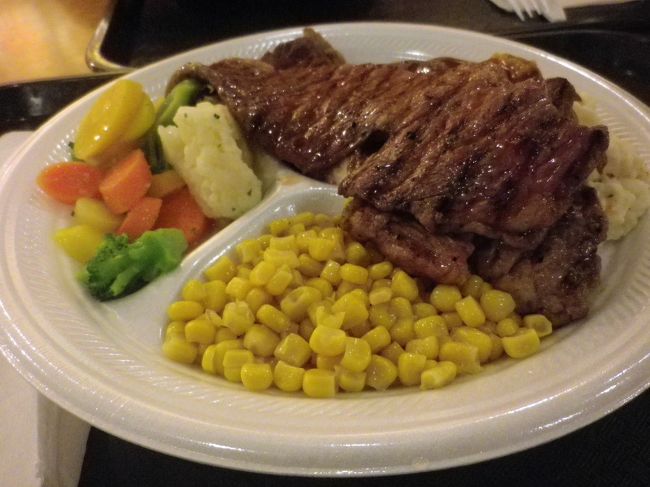 最後のショッピングを楽しむため、アラモアナSCへ！<br />夕食は...<br />ハウスステーキ　$9.99<br />