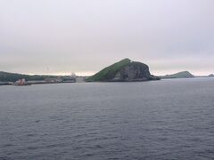 鴛泊港のシンボル、ペシ岬が見えてきました。

ペシ岬には遊歩道があって１時間くらいで展望台まで往復出来ます。