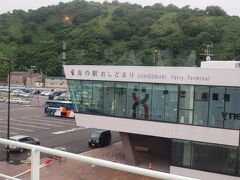 １２：３０　利尻島鴛泊港到着！！

この春に新装なったフェリーターミナル、その名も「海の駅おしどまり」です。

なんとフェリーの二等客室階層からターミナルビル２階待合ロビーが固定式の連絡橋(ボーディング・ブリッジ)で接続されているので、大きな荷物を持っての下船がとっても楽でした♪
