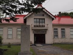 利尻郷土資料館。

旧鬼脇村役場です。
先住の人々のくらしの流れ、利尻の自然など4コーナーに分かれて、わかりやすく展示されています。

開館：５月〜10 月
開館時間：９時〜17 時
火曜・祝日の翌日休館。ただし７月〜８月は無休。
入館料：大人200 円・中学生100 円・小学生50 円


