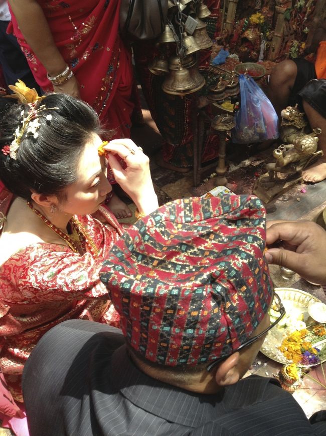 言われるがままに額に当てたりします。