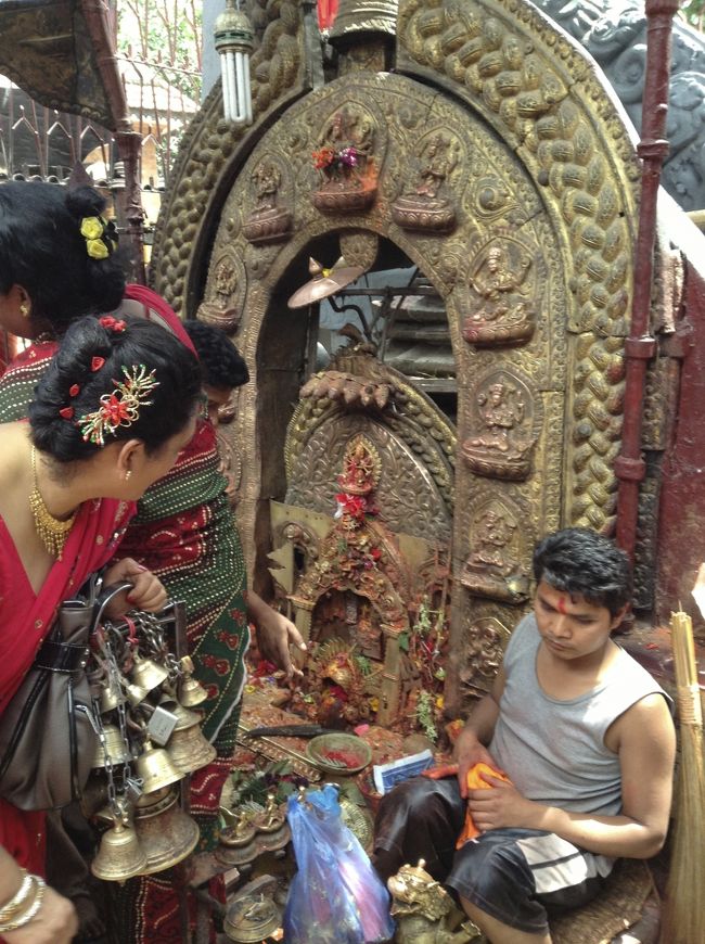 神様の前です。