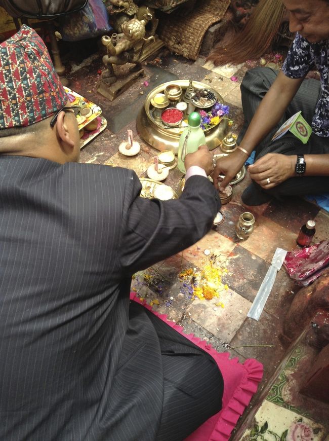 神様に捧げるものがたくさんあります。米やお花や魚や。色々あってよくわかりません。