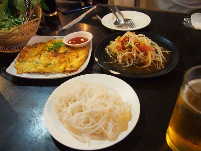 さっそく夕食。<br />スクンビットsoi31にあるイサーン料理のお店で<br />ソムタムには素麺を<br />タイの卵焼き