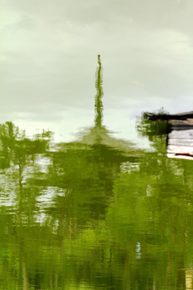 フッと水面を眺める・・<br />