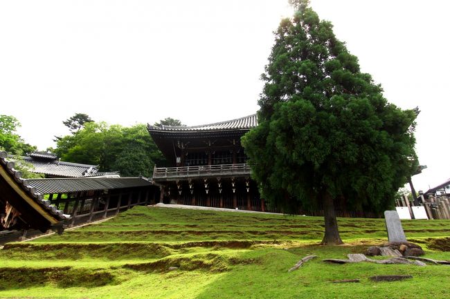 時計を眺めながら、二月堂を横目で見ながら降りる。
