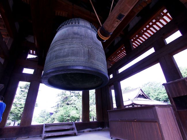 鐘楼で一休み。<br />前日までの雨が嘘みたいに蒸し暑い。