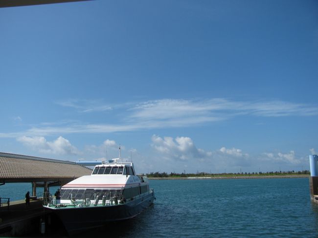 翌朝、日に４便ある波照間便。<br />１便は運行決定！<br />よし、今年は波照間に行けるぞと安心しきって２便以降も出るはずとの友人の言葉を信じてのんびりしていたら２便以降全便欠航。<br /><br />朝シャンなんてしてるからだぞ！<br /><br />また、今年も行けず・・・